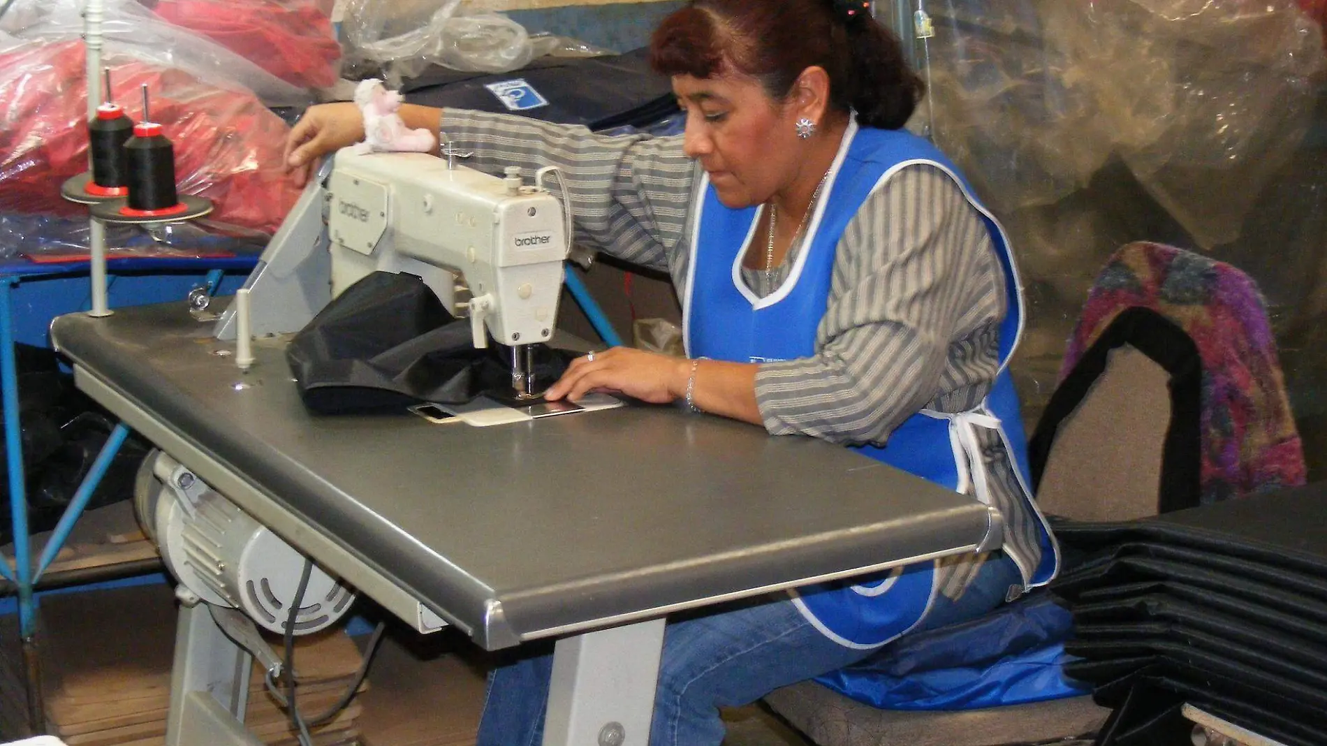 Textileras buscan sobrevivir manufacturando ropa quir_rgica.  Foto Rosal_a Nieves  El Sol